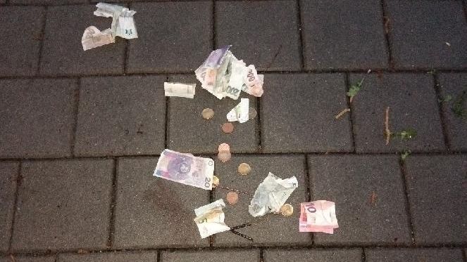 Na chodníku v Brně se válely desítky tisíc